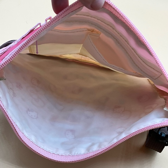 A Very Cute NWT Sanrio 2020 Hello Kitty Crossbody Bag - Picture 3 of 3